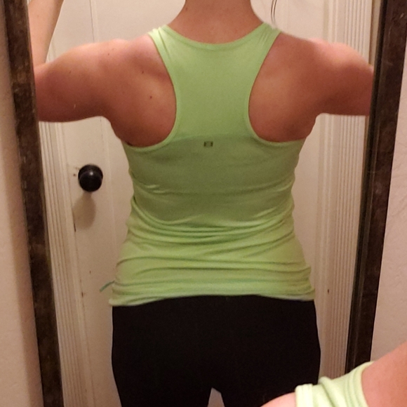 2 workout tank tops for 10$ - Picture 3 of 3